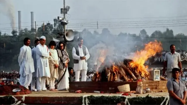 इंदिरा गांधींच्या अंत्यसंस्कारांवेळी राजीव गांधी आणि सोनिया गांधी