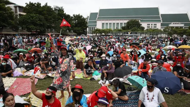 การชุมนุมใหญ่ของกลุ่ม "แนวร่วมธรรมศาสตร์และการชุมนุม" เกืดขึ้นภายใน มธ. เมื่อ 19 ก.ย. ก่อนเคลื่อนขบวนสู่ท้องสนามหลวง