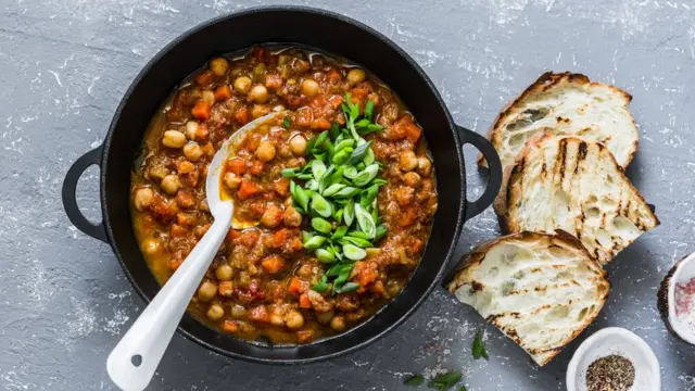 Грибы, тушеные с турецким горохом в томатном соусе