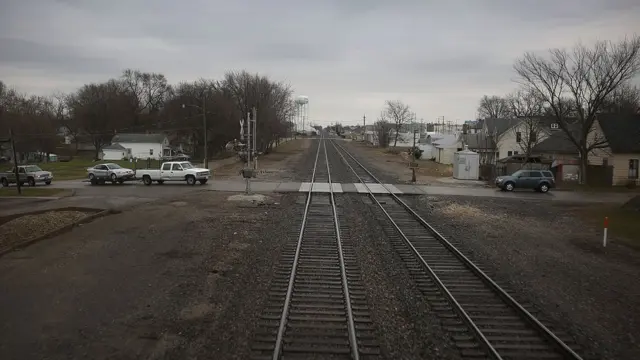 เส้นทางที่สองพี่น้องขับรถผ่านจะต้องข้ามทางรถไฟด้วย