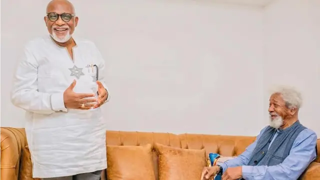 Rotimi Akeredolu n fun Wole Soyinka ni ẹbun
