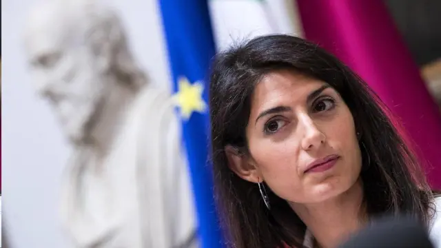 درخواست خانم راجی پس از انتخابات محلی روز یک‌شنبه صورت گرفت که جنبش پنج ستاره نتیجه خوبی نگرفت.