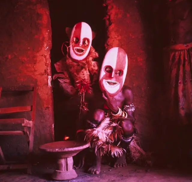 أقنعة تستخدم في شعائر تقليدية في منطقة مادولا في الكونغو