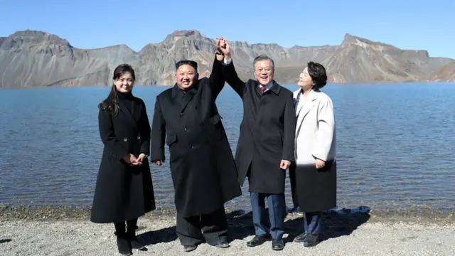 문재인 대통령과 부인 김정숙 여사, 김정은 국무위원장과 부인 리설주 여사