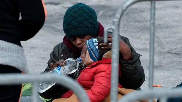 Türkiye-Yunanistan sınırındaki bir mülteci ve çocuğu