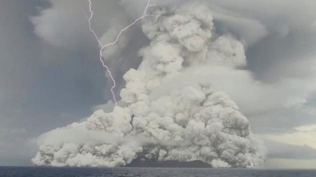 Erupción volcánica cerca de Tonga