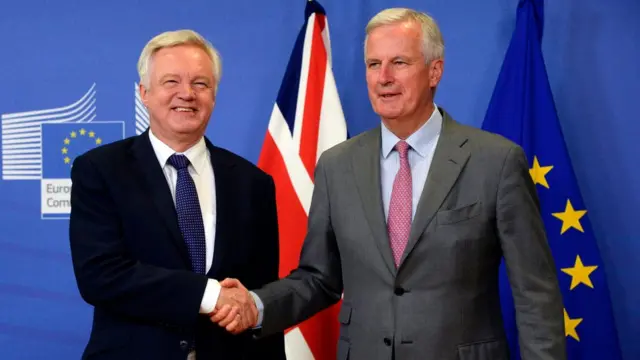 นายเดวิด เดวิส (ซ้าย) และนายมิเชล บาร์นเย (ขวา) พบกันก่อนหน้าการเจรจาเบร็กซิทในกรุงบรัสเซลส์