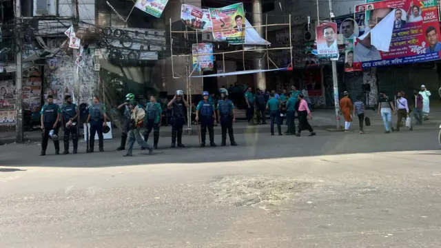 নয়াপল্টনে সতর্ক অবস্থানে পুলিশ