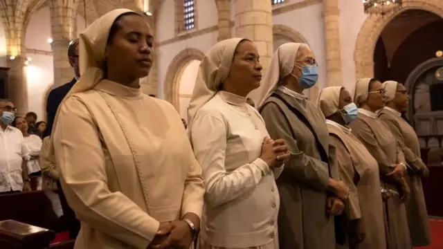Abandi mu bindi bihugu bakoze imihango yo kumusezera, nko muri iyi misa muri Dominican Republic