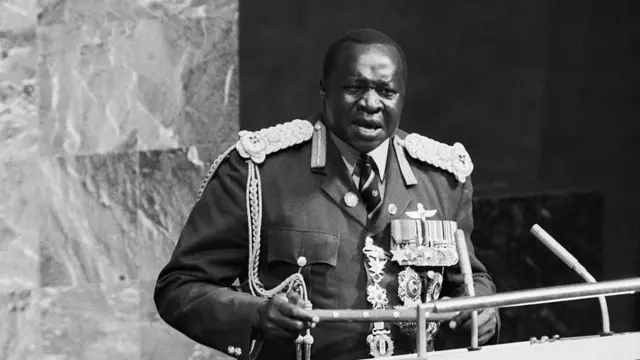 İdi Amin kürsüde konuşma yaparken. 