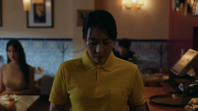 영화 속 혜선이 노란색을 입고 음식점에서 아르바이트를 하고 있다. 말투로 인해 오해를 받고 고개를 숙이고 있다
