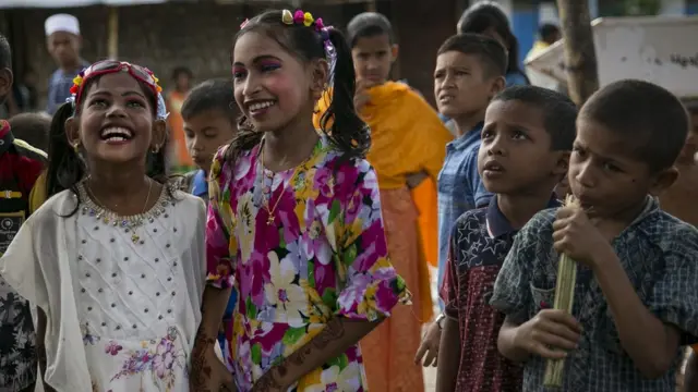 ကော့ဇက်ဘဇား ဒုက္ခသည်စခန်းမှာ အစ်ပွဲတော်ကျင်းပနေကြတဲ့ ရိုဟင်ဂျာအမျိုးသမီးငယ်လေးများ