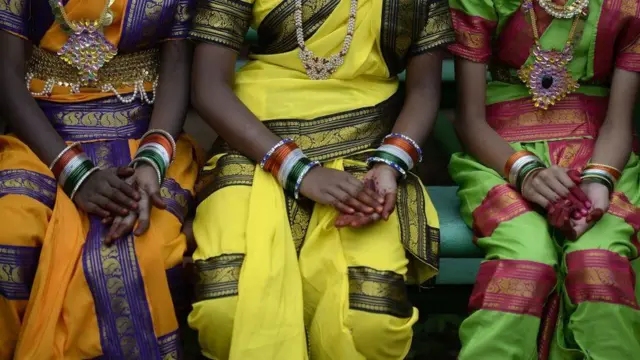 స్నేహితులు, ఆమె