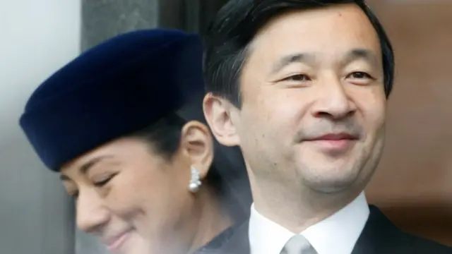 Naruhito con su esposa.