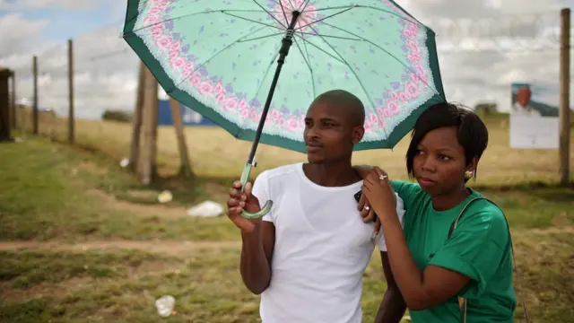 Couple dey wait Mandela