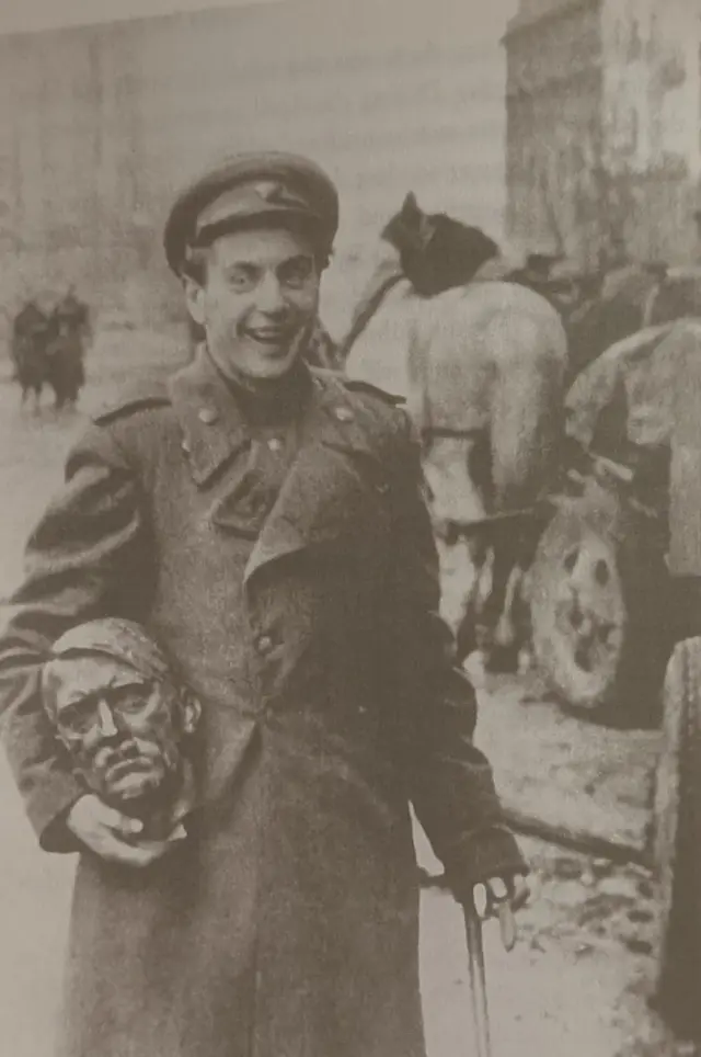 सोवियत सैनिक के हाथ में हिटलर की मूर्ति का टूटा हुआ सर