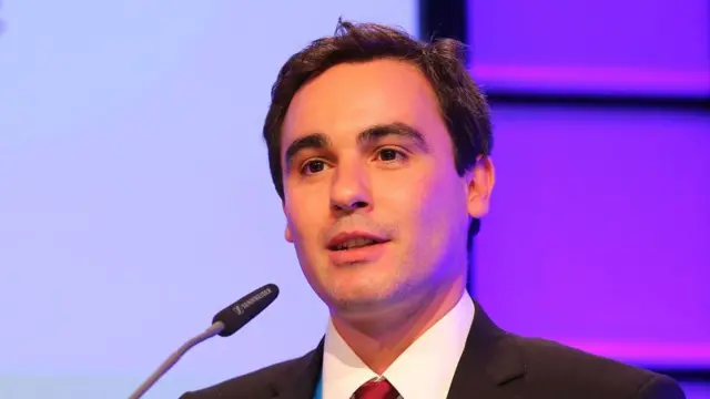 Joao Duarte fala no microfone