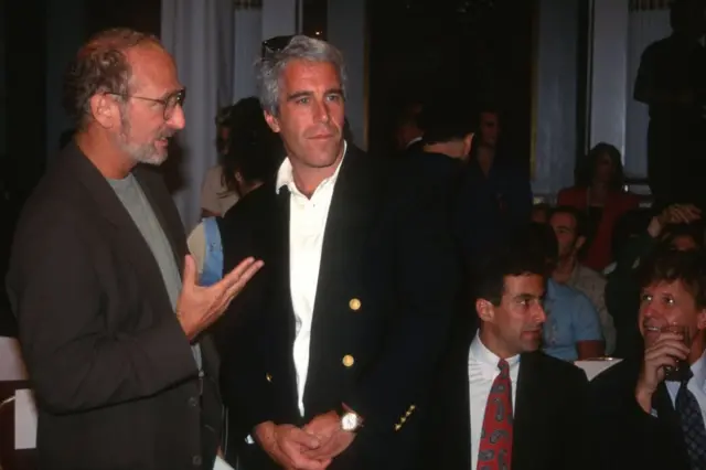 Jeffrey Epstein assiste a um desfileblazer online casinoVictoria's Secret no Plaza Hotelblazer online casinoNova Yorkblazer online casino1995.