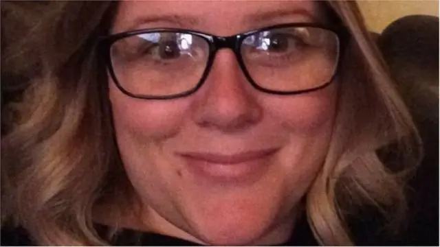 র‍্যাচেল ওয়ালস বলেছেন, দুই দশক ধরে মাইগ্রেনের ঔষধ খেয়ে তাঁর চোখও নষ্ট হয়ে যাচ্ছে।