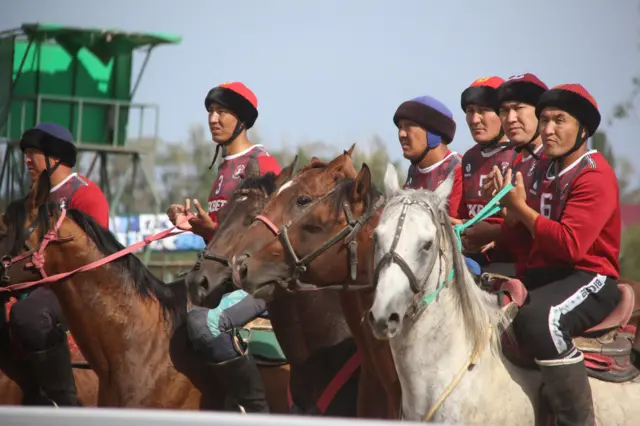 "Достук" командасынын оюнчулары. Ысык-Көл