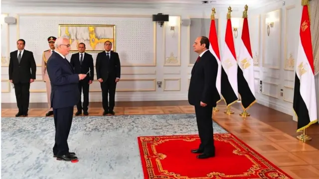 صورة لوزير التربية والتعليم، رضا حجازي، أثناء تأديته القسم أمام الرئيس المصري عبد الفتاح السيسي.