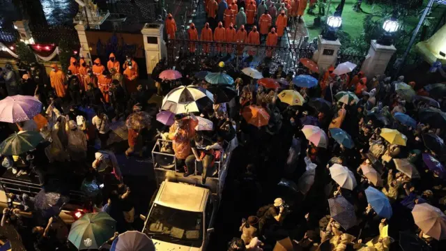 ผู้ชุมนุมหน้าสำนักงานตำรวจแห่งชาติ