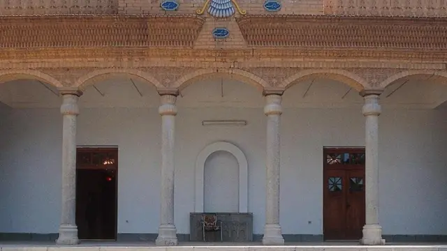 Zərdiştlüyə etimad edənlər, İranın Yəzd şəhərində yerləşən bu məbəd kimi, atəşgahlara sitayiş edirlər. Onlar paklığı təmsil edən su ilə alovu, həm də təmizlənmə ayini üçün mühüm hesab edirlər