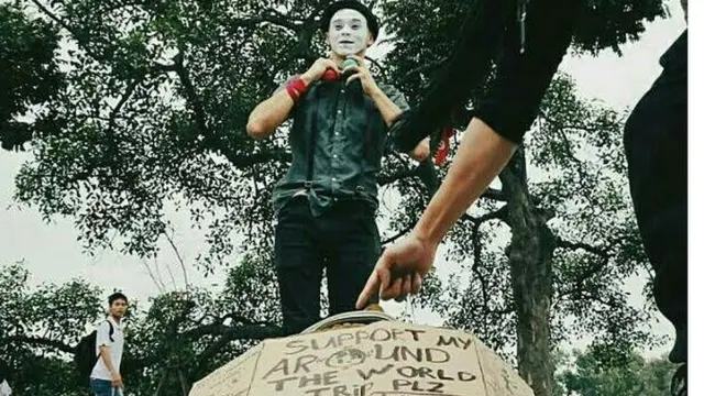 Ilia saat melakukan atraksi lempar bola di Hanoi, Vietnam.