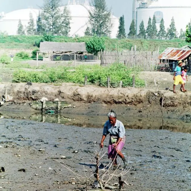 Penduduk desa di dekat Arun