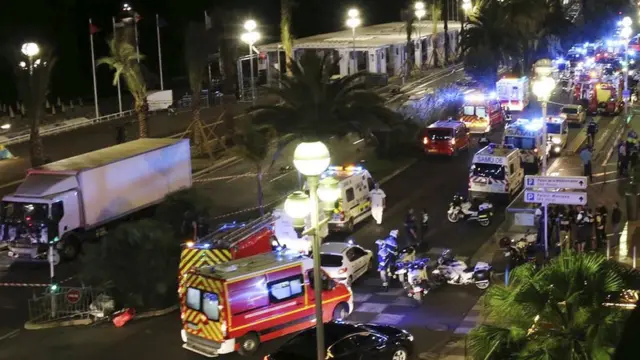 Английская набережная, машины полиции и скорой помощи