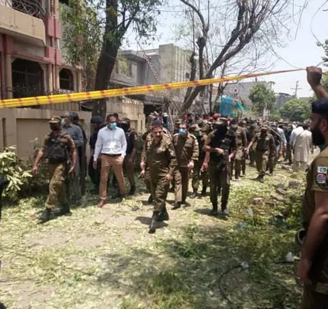 લાહોરમાં ધમાકો થયો એ સ્થળ પાસે સુરક્ષાકર્મીઓ