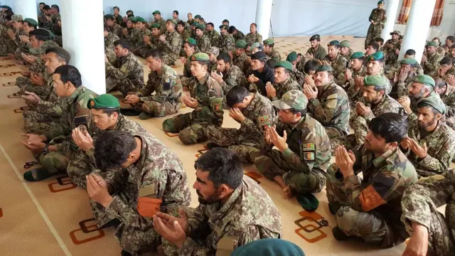 Afgan askerleri dua ederken