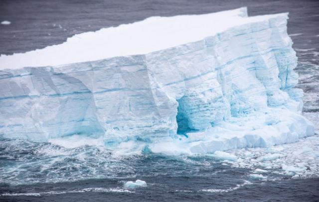 這塊主冰山現在正持續地有碎冰脫落。