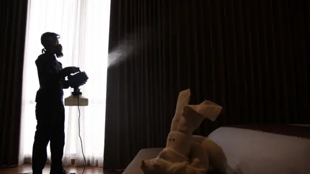 Pegawai hotel menyemprotkan disinfektan di kamar di tengah pandemi virus corona Covid-19 di Kota Depok, Provinsi Jawa Barat, (10/06/20).