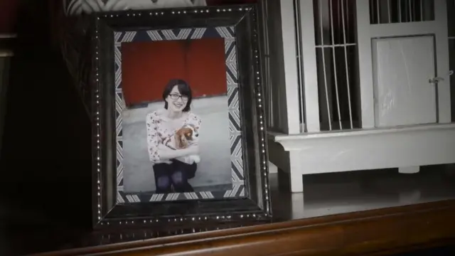 ภาพในกรอบรูปของผู้หญิงที่ฆ่าตัวตาย