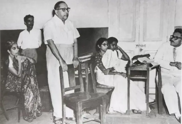 మను స్మృతిని డాక్టర్ బి.ఆర్.అంబేడ్కర్ బహిరంగంగా తగులబెట్టారు