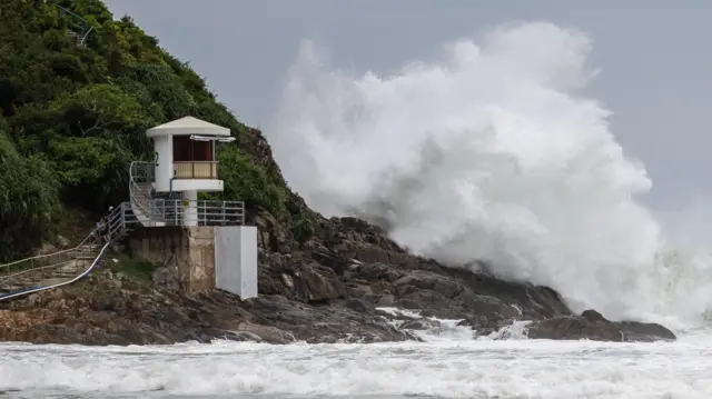 香港某海滩冲起数米高巨浪，几乎盖过救生员瞭望塔（23/9/2025）
