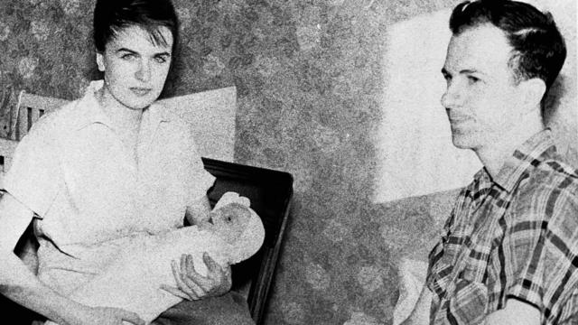 Oswald com a esposa, Marina, e a primeira filha do casal, June Lee, quando moravam em Minsk
