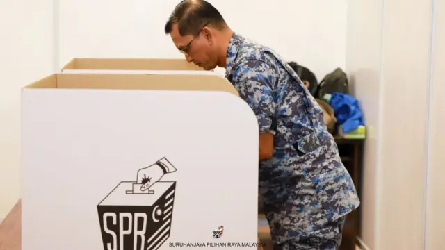 Pemungutan suara awal di Malaysia pada 14 November