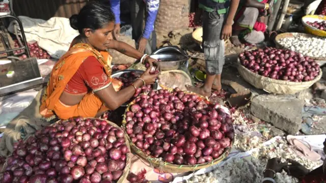 ડુંગળી વેંચતી મહિલા
