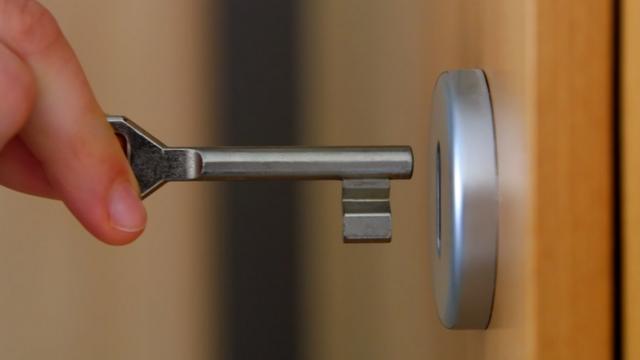 Una llave entrando en una cerradura