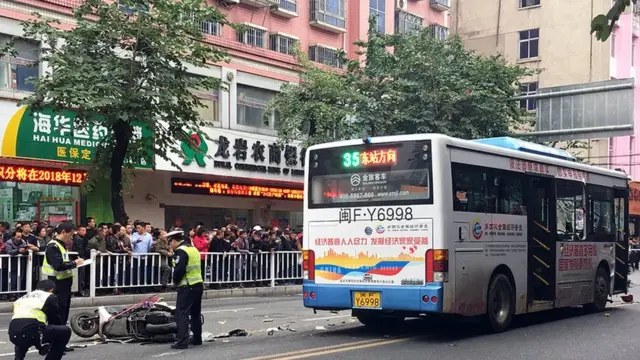 福建龙岩发生公交车劫持事件,官方通报称事件已造成8人死亡。