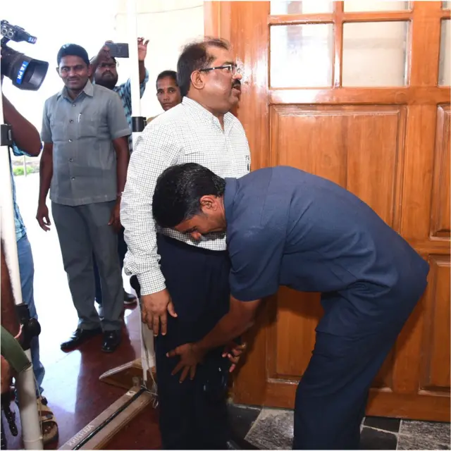 స్ట్రాంగ్ రూముల వద్ద భద్రతను పరిశీలించేందుకు వచ్చిన కలెక్టర్ ఇంతియాజ్‌ను తనిఖీ చేస్తున్న భద్రతా సిబ్బంది