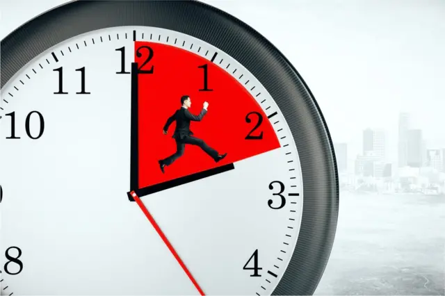 Hombre de negocios corre dentro de un reloj.