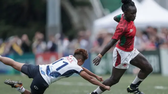 Une joueuse kényane se fait saisir par Stéphanie Chan de Hong Kong.