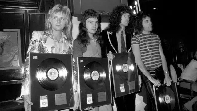 Grupo Queen con sus discos de oro en los años 70