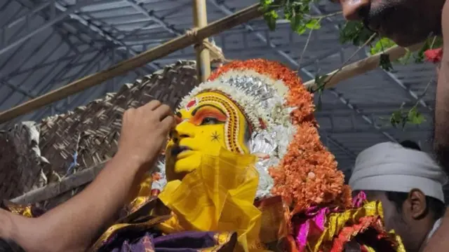 இந்த தெய்வங்கள் வேத மற்றும் புராண மரபுகளுடன் நேரடியாக தொடர்புடையதாக இல்லாவிட்டாலும், பல தெய்வங்களின் கதைகள் இந்து புராணங்களுடன் பின்னிப் பிணைந்துள்ளன.
