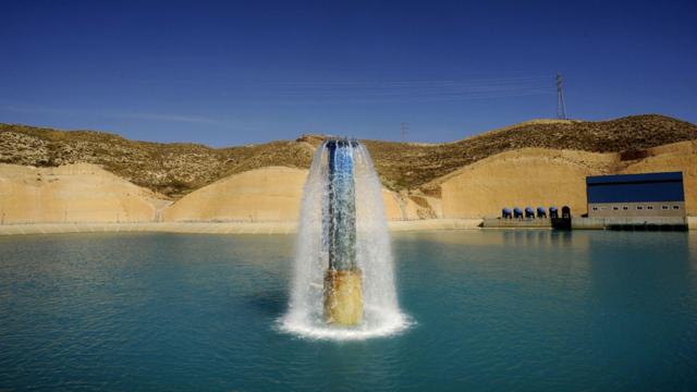 Chorro de agua vertida en un reservorio luego del proceso de desalación