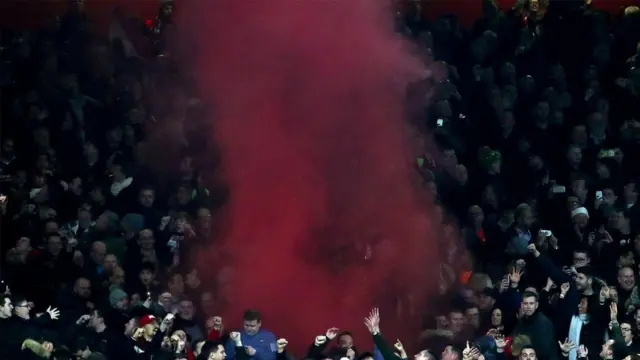 "Ливерпуль" фанаттары негизинен кызыл түстү жакшы көрүшөт. Лондондогу декабрь айында өткөн "Арсенал" менен беттеште.