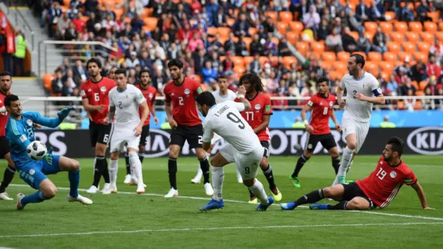 Luis Suárez se falla la gran ocasión del partido.